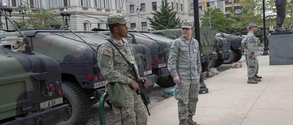 Die Nationalgarde vor der City Hall in Baltimore am Sonntag.