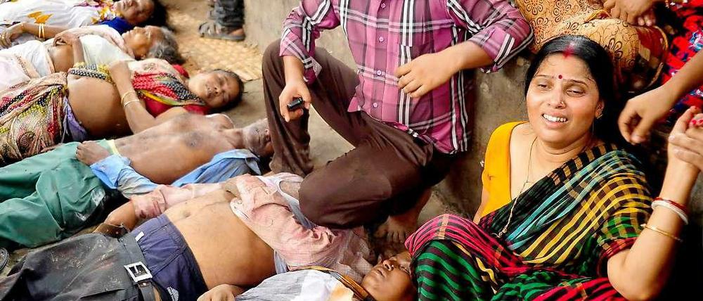 Eine Frau in Bangladesch weint bei den Opfern einer Massenpanik während einer Hindu-Festes. 