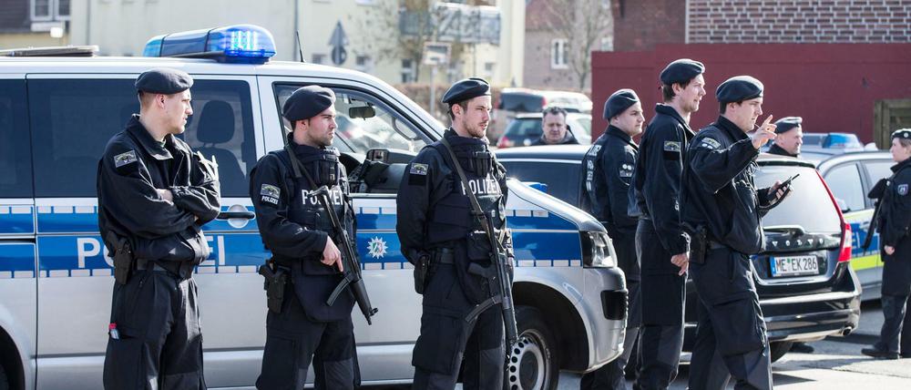 Polizisten sperren am Donnerstag in Duisburg (Nordrhein-Westfalen) eine Strasse. Ein bewaffneter Mann hat eine Bank in Duisburg überfallen.