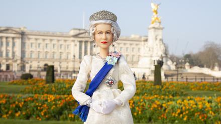 Die Queen-Barbie – mit dem Buckingham Palast im Hintergrund.