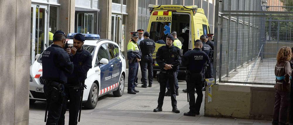 Polizei und Krankenwagen vor dem Joan Fuster Institut am Montag in Barcelona. Hier hat ein Schüler einen Lehrer getötet. 