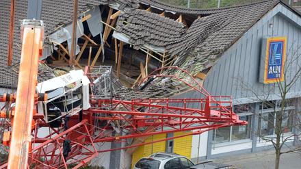 Ein Baukrank stürzte am Mittwoch in einen Supermarkt in Bad Homburg.