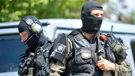 Polizisten eines Sondereinsatzkommandos im bayerischen Asbach-Bäumenheim