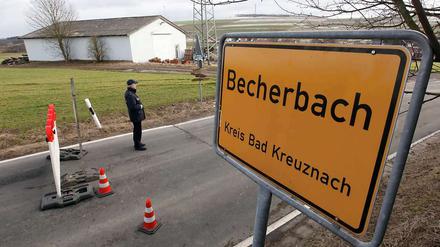 Nach dem Fund von hochexplosivem Sprengstoff und anderen Kriegswaffen ist am Samstag in Rheinland-Pfalz ein ganzes Dorf evakuiert worden.