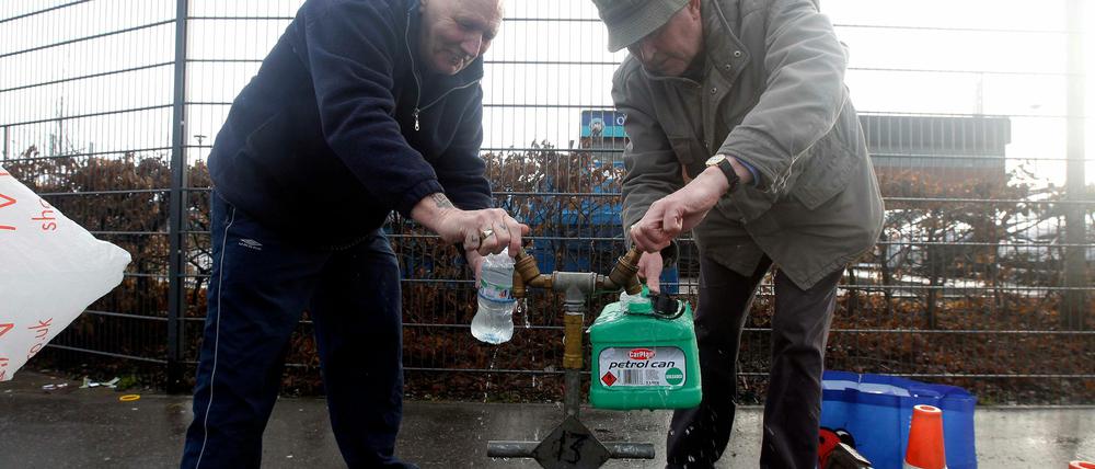 Auch in Belfast müssen die Menschen ihr Wasser buchstäblich von der Straße holen.