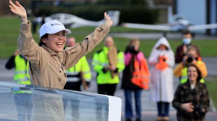 Die belgische Pilotin Zara Rutherford freut sich nach ihrer Landung über den Rekord. 