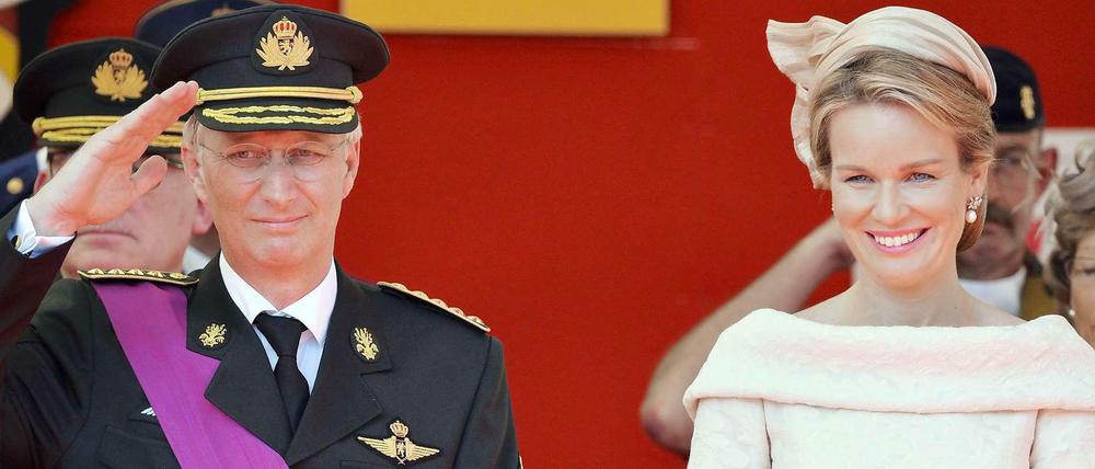 Der neue belgische König Philippe und seine Frau Mathilde bei der Militärparade, nachdem Philippe seinen Amtseid abgelegt hatte. 