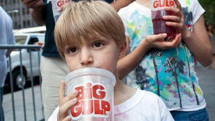 Ein Junge mit einem Softdrink in den USA. In Philadelphia wird es ab 2017 eine Steuer auf gezuckerte Getränke geben. 