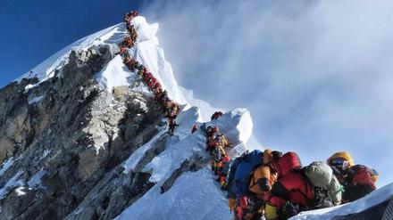 Bergsteiger am Mount Everest stehen Schlange zum Gipfel.