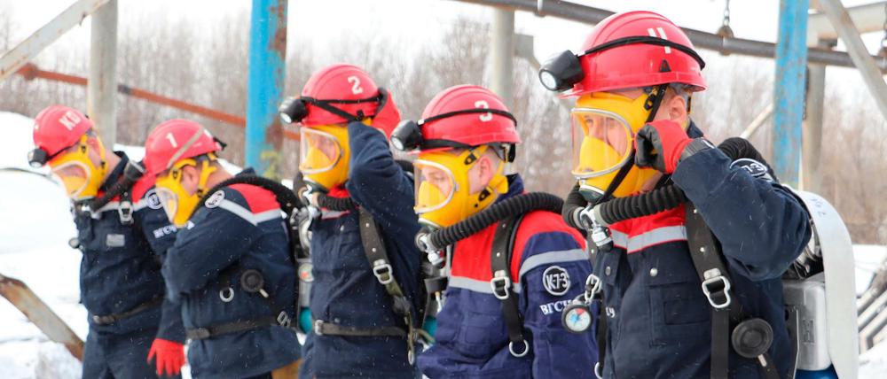 Russische Rettungskräfte bereiten sich auf den Einsatz nach einem Brand in einem Kohlebergwerk vor.
