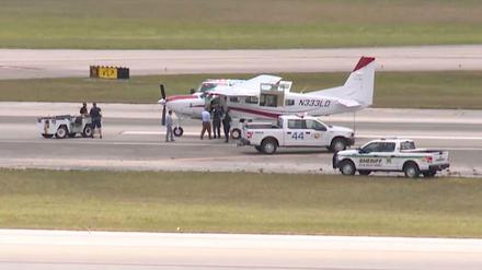 Ein einmotoriges Flugzeug am Flughafen von Palm Beach in Florida wurde von einem Passagier gelandet. 