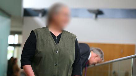 Eine Lehrerin der Sekte «Zwölf Stämme» soll mehrere Kinder mit einer Rute gezüchtigt haben. Im Berufungsprozess wurde sie zu zwei Jahren Haft ohne Bewährung verurteilt. 