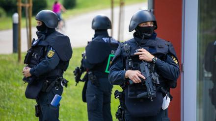 Beamte der Bereitschaftspolizei stehen vor einer Mehrzweckhalle in Oppenau, in der am Nachmittag des 14.07.2020 eine Pressekonferenz abgehalten wurde. 
