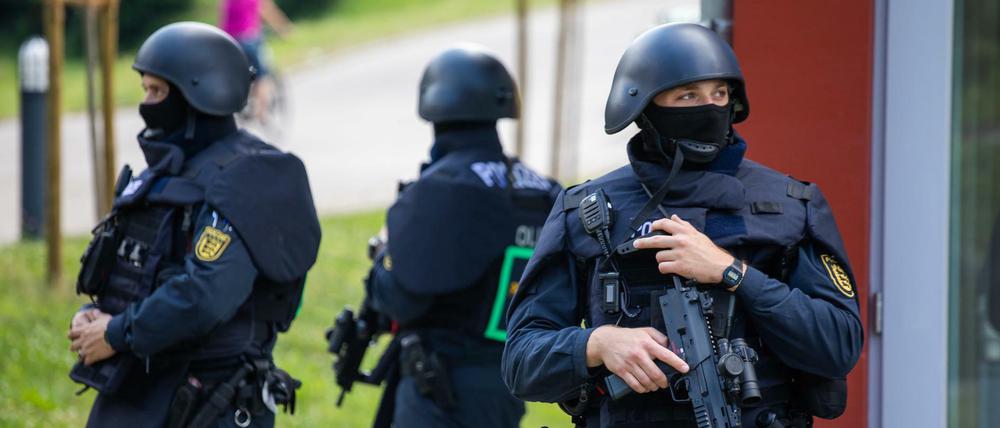 Beamte der Bereitschaftspolizei stehen vor einer Mehrzweckhalle in Oppenau, in der am Nachmittag des 14.07.2020 eine Pressekonferenz abgehalten wurde. 