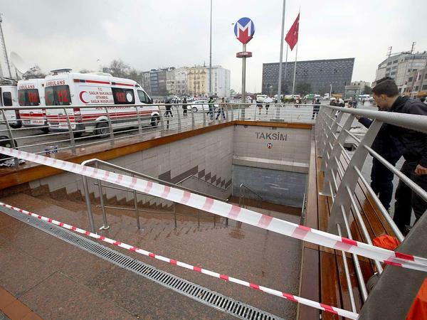 Der U-Bahneingang am Taksim-Platz in Istanbul ist am Dienstag abgesperrt. Ein Stormausfall hat weite Teile der Türkei lahmgelegt. 