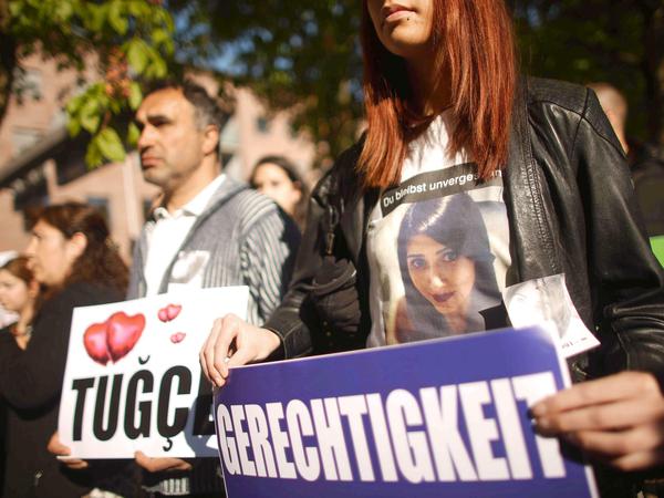 Mahnwache vor dem Landgericht in Darmstadt am Freitag. Der Prozess gegen Sanel M., der für den Tod der Studentin Tugce verantwortlich sein soll, hat begonnen.