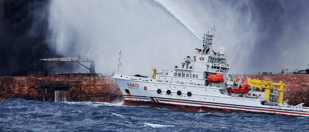 Ein Rettungsschiff am Freitag bei Löscharbeiten an der "Sanchi".