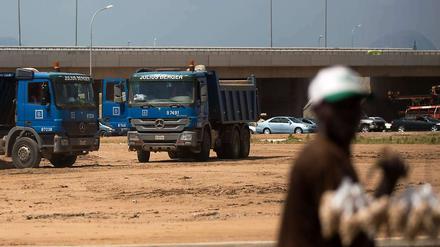 Fahrzeuge der Firma Julius Berger bei einem Straßenbauprojekt am Stadtrand von Nigerias Hauptstadt Abuja. 