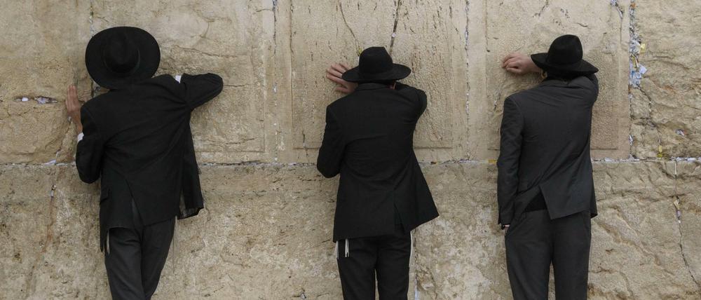 Gläubige lJuden beten an der Klagemauer in Jerusalem.
