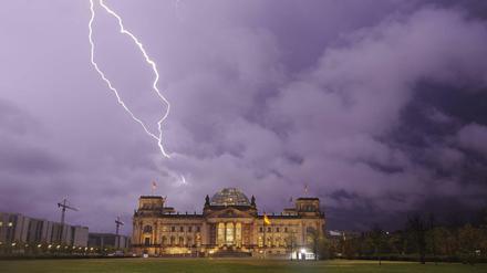 Gewittern über dem Bundestag: So könnte es auch am Wochenende aussehen.