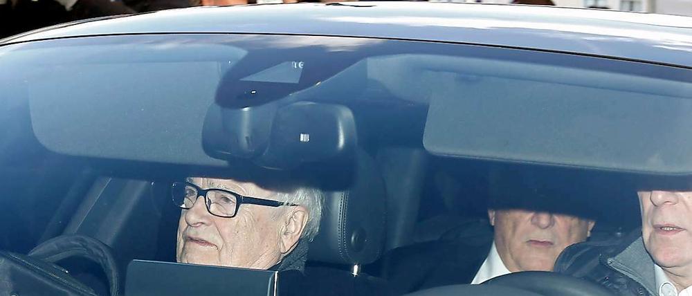 In einer Limousine ließ sich Strauss-Kahn - teilweise auf der Rückbank zu sehen - direkt in die Parkgarage des Gerichts fahren.