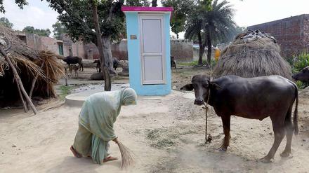 Indien hat zum Welttoilettentag am 19. November große Pläne - bis 2019 soll jeder Inder eine Toilette haben. Diese Frau in Badun im Gebiet Uttar Pradesh hat schon eine.