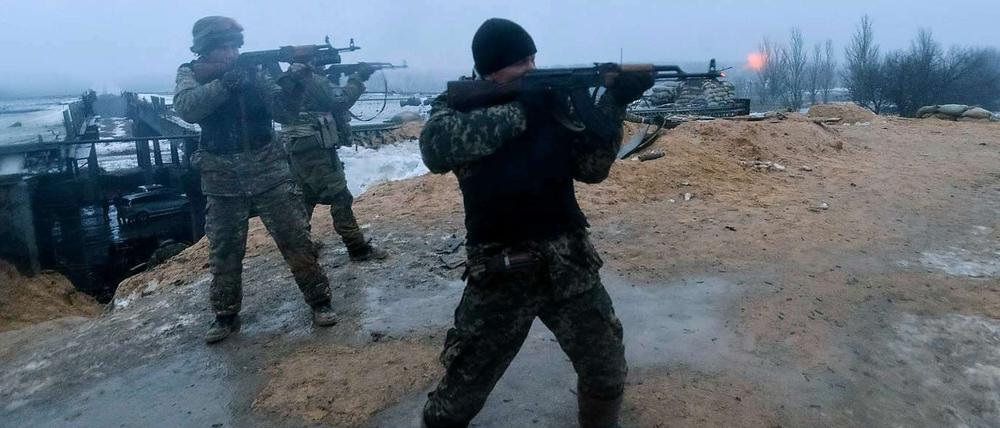 Ukrainische Soldaten im Gefecht mit prorussischen Rebellen.