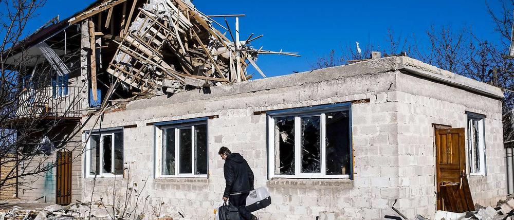 Zerstörungen in der Siedlung Kuibyschewski nahe dem umkämpften Flughafen Donezk. 