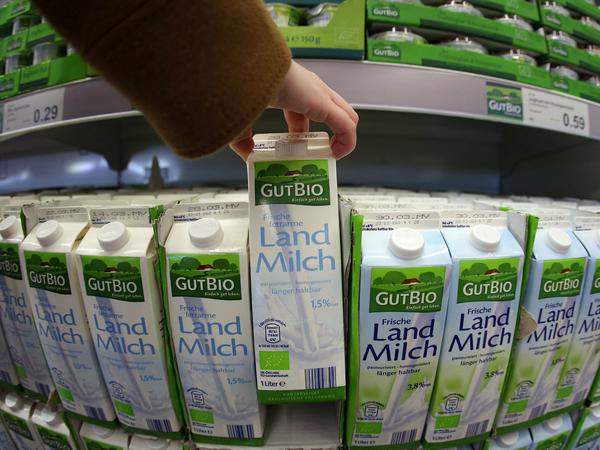 Milchpackungen der Bio-Eigenmarke „GutBio“ von Aldi. 