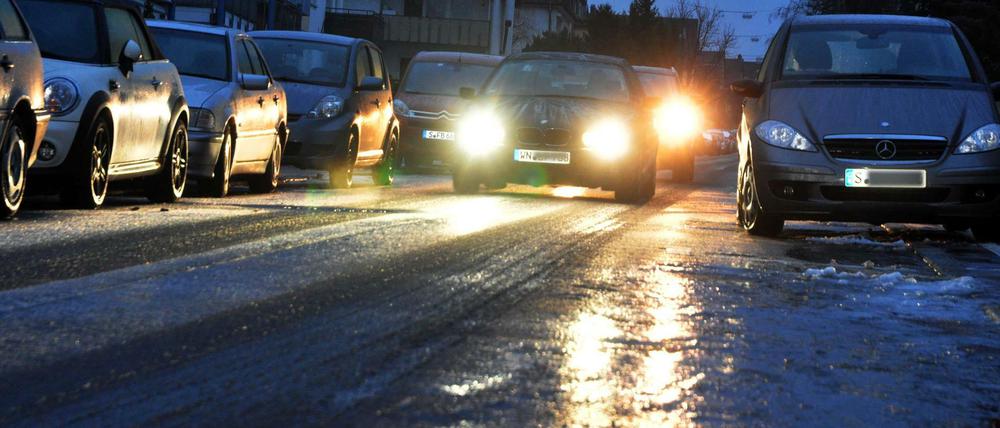 Rutschbahn . Spiegelglatt waren die Straßen am Freitagabend und am Sonnabend fast überall in Deutschland, nachdem Regen auf den gefrorenen Boden gefallen ist. 