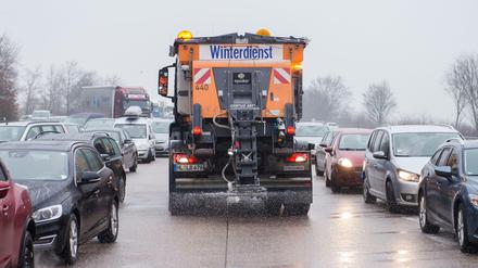 Ein Winterdienstfahrzeug streut am 07.01.2016 auf der Autobahn 1 bei Stapelfeld (Schleswig-Holstein) die vereiste Fahrbahn. Blitzeis bringt den Norden ins Rutschen. 
