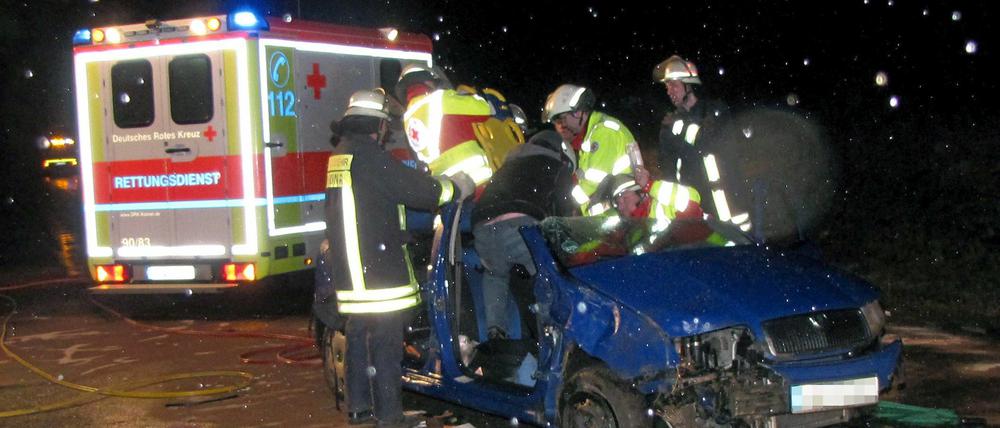Rettungskräfte helfen einen verunglückten Autofahrer nach einer Unfallserie infolge von Eisglätte auf der A44 Dortmund - Kassel.