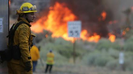 Nach tagelangem Kampf gegen die Flammen ist vielen Feuerwehrleuten die Müdigkeit deutlich anzusehen.