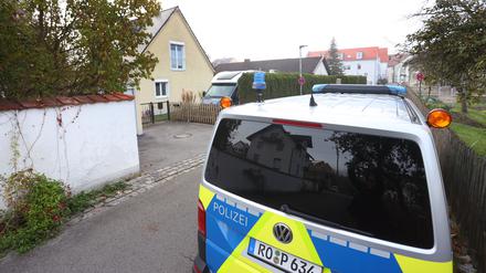 Ein Polizeiauto steht vor einem Wohnhaus in Weilheim.