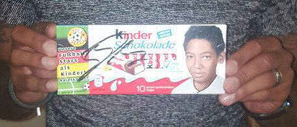 Fußballer Boateng hat eine Tafel Kinderschokolade signiert. Bein Berliner verkauft die Exemplare für einen guten Zweck auf Ebay. 