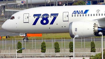Der Vorfall ereignete sich auf einem Flug von Yamaguchi im Westen Japans nach Tokio. Rund 35 Minuten nach dem Start habe man in der Maschine Rauch bemerkt.