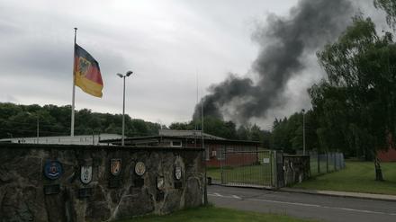 Rauch steigt über dem Munitionslager Rheinbach der Bundeswehr auf. 