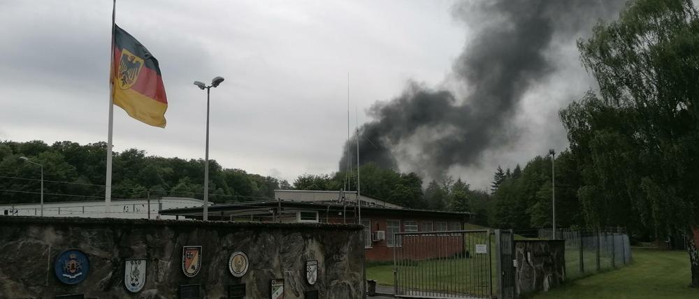 Rauch steigt über dem Munitionslager Rheinbach der Bundeswehr auf. 