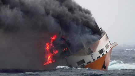 Das Containerschiff "Grande America" steht in Flammen im Golf von Biskaya vor der Westküste Frankreichs. 