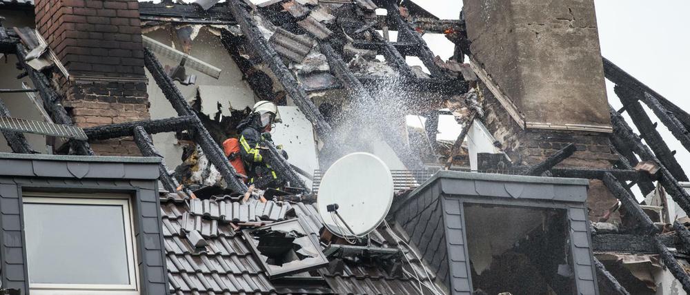 Die Feuerwehr rettete Bewohner aus den oberen Etagen und löschte den Brand in Duisburg.