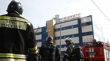 Feuerwehrleute stehen vor dem Moskauer Einkaufszentrum "Persej dlja detej"