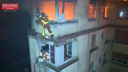 Dramatische Löscharbeiten: Feuerwehrleute im Einsatz an dem Mehrfamilienhaus.