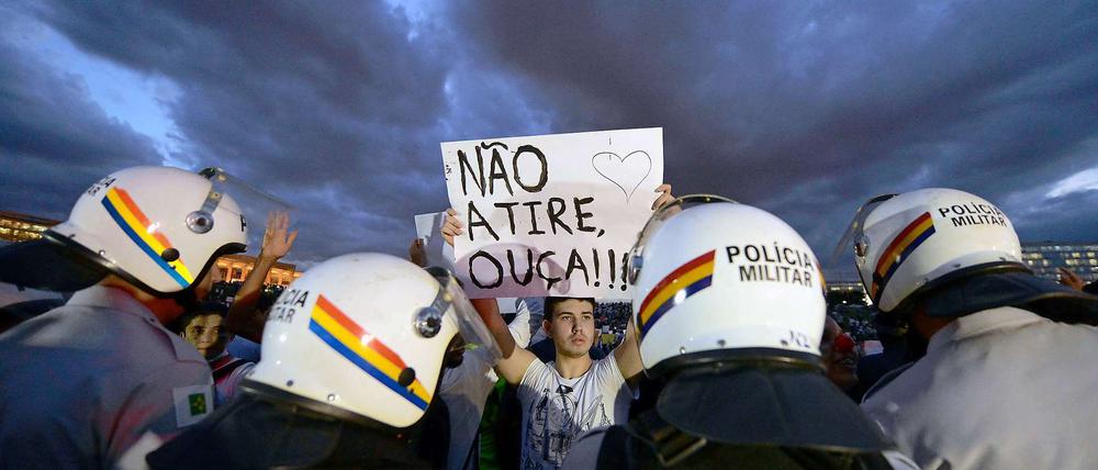Hunderttausende Menschen gehen in Brasilien auf die Straßen. Auslöser war eine Fahrpreiserhöhung, doch längst richten sich die Proteste gegen die Ausgaben für die WM.