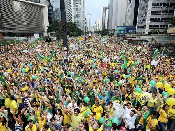 Demonstranten am Sonntag in Sao Paulo, Brasilien. 