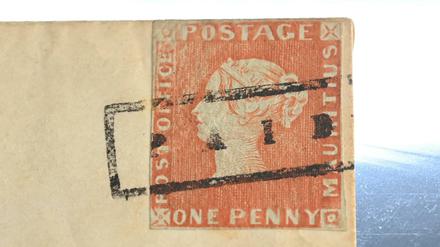 Die Briefmarke "Rote Mauritius" wird bei einer Pressekonferenz zu einer Versteigerung präsentiert.