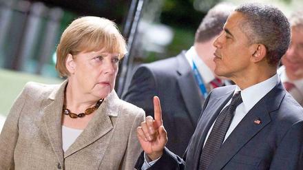Angela Merkel unterhält sich im November 2014 in Brisbane beim G20-Gipfel mit Barack Obama. Wie nun herauskam, hat die Einwanderungsbehörde von Australien Daten der teilnehmenden Regierungschefs versehendlich weitergegeben. 