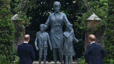 Die Brüder Prinz William und Prinz Harry stehen vor der Statue zum Andenken an ihre Mutter Diana.
