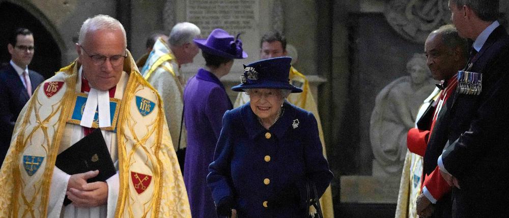 Die Königin kommt mit Gehhilfe zum Gottesdienst. 
