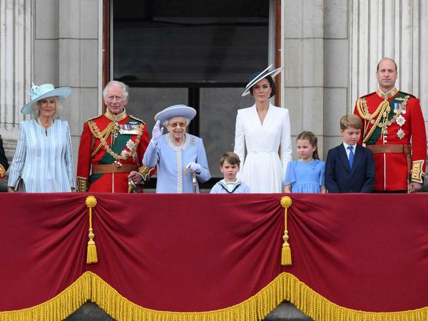 Die Queen zeigt sich im Kreise der Familie auf dem Balkon des Buckingham-Palasts.