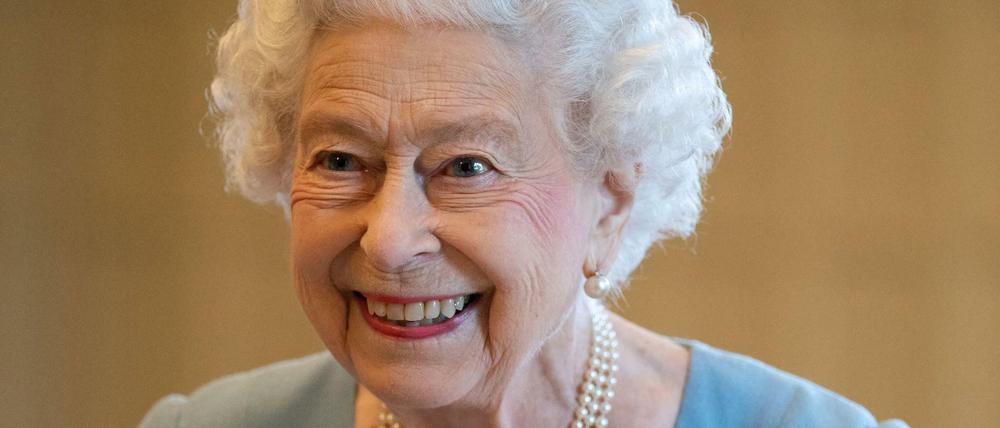 Die britische Queen Elizabeth II lächelt während beim Empfang auf ihrem Landsitz Sandringham.